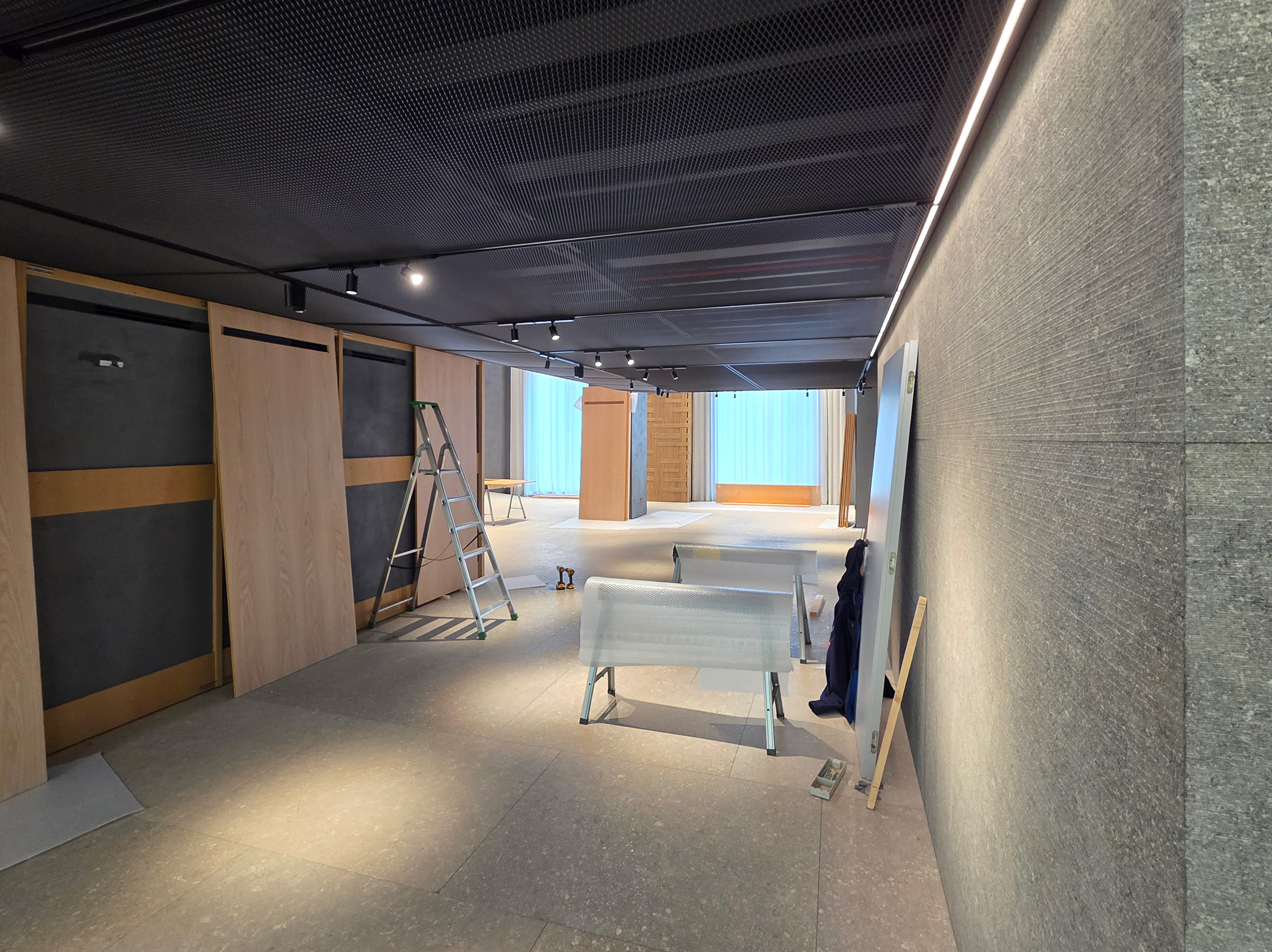 Milano Design Week 2025 – Flexform Moscova, area espositiva in allestimento Spazio espositivo dello store Flexform Moscova durante l’allestimento MDW 2025 con pannellature in legno e scala da lavoro