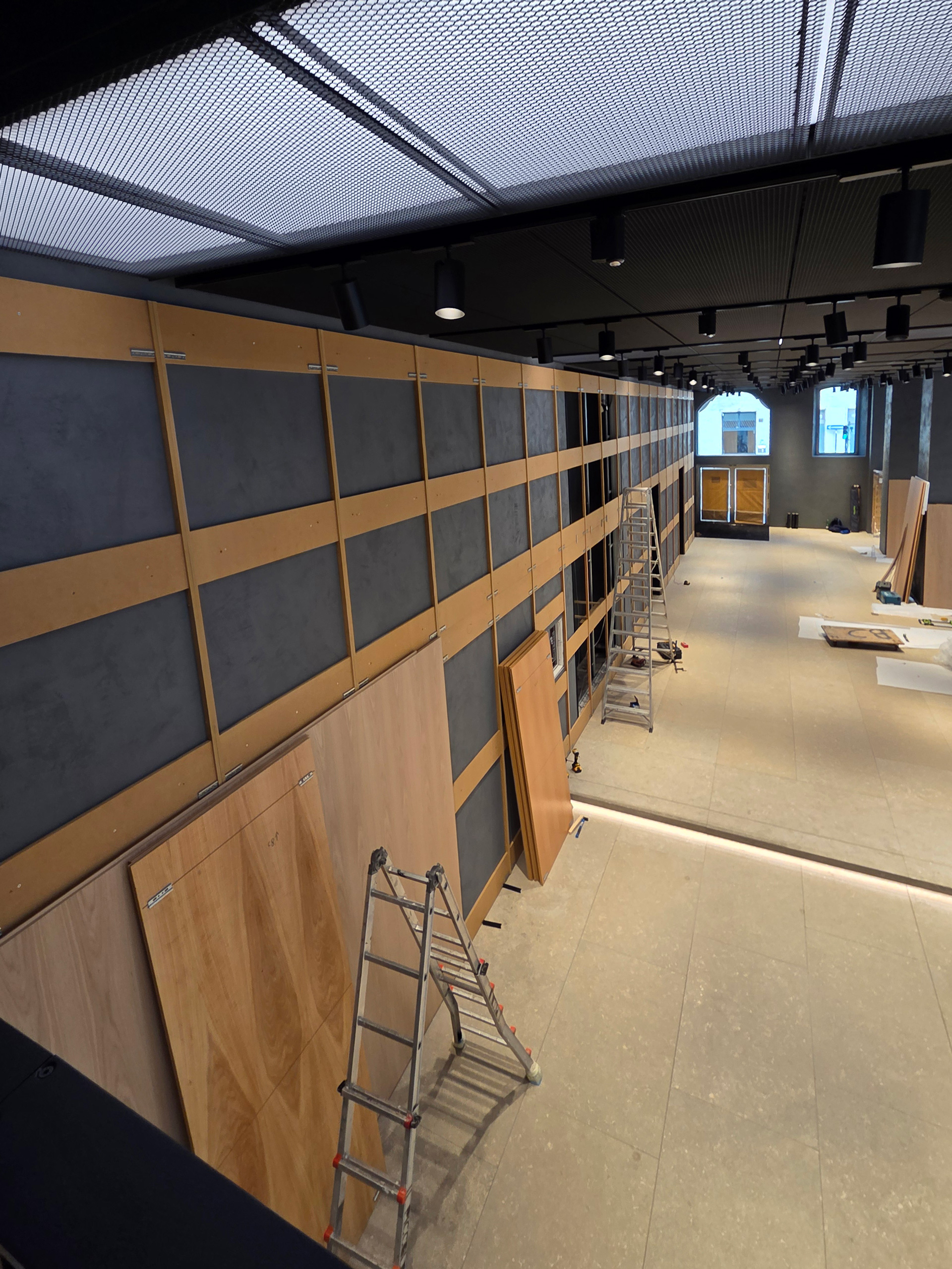 Milano Design Week 2025 – Flexform Moscova, pareti espositive in allestimento Pareti modulari in legno e pannelli tecnici nello store Flexform Moscova durante l’allestimento per la Milano Design Week 2025