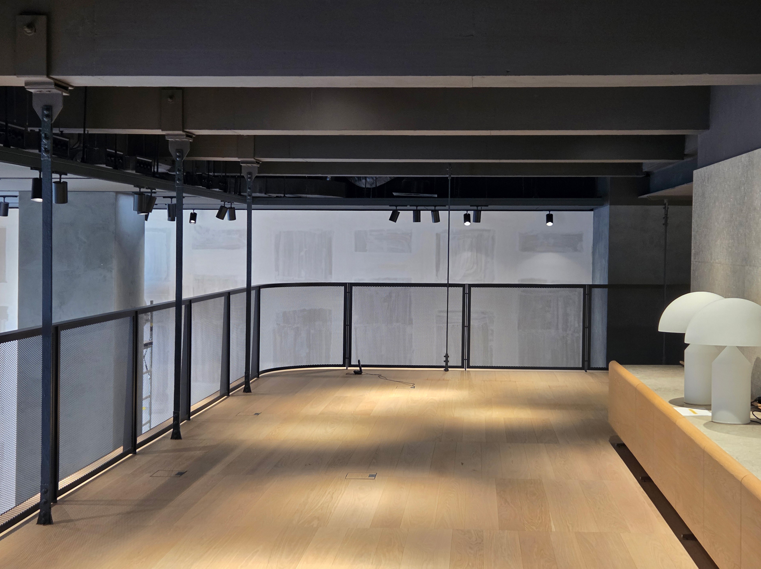 Milano Design Week 2025 – Flexform Moscova, soppalco espositivo Soppalco dello store Flexform Moscova con pavimento in legno e parapetto metallico durante l’allestimento per la Milano Design Week 2025