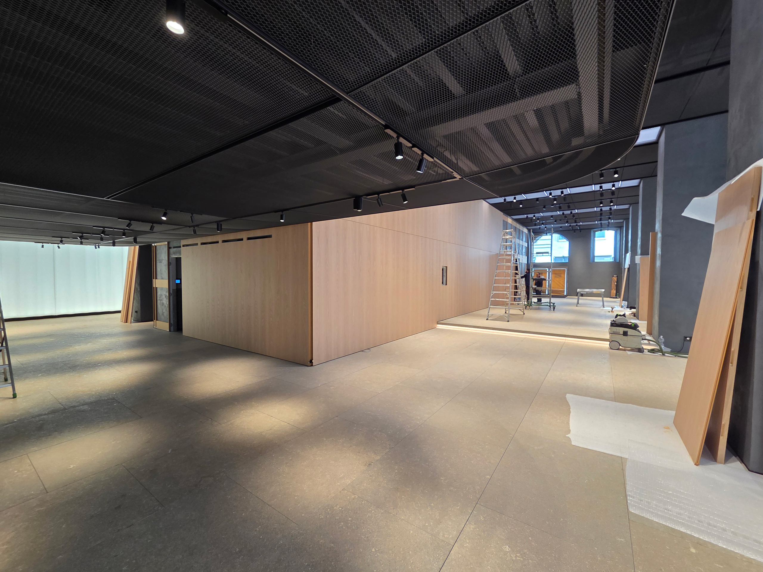 Milano Design Week 2025 – Flexform Moscova, spazio espositivo in allestimento Interno dello store Flexform Moscova con volumi espositivi in legno e attrezzature durante l’allestimento per la Milano Design Week 2025