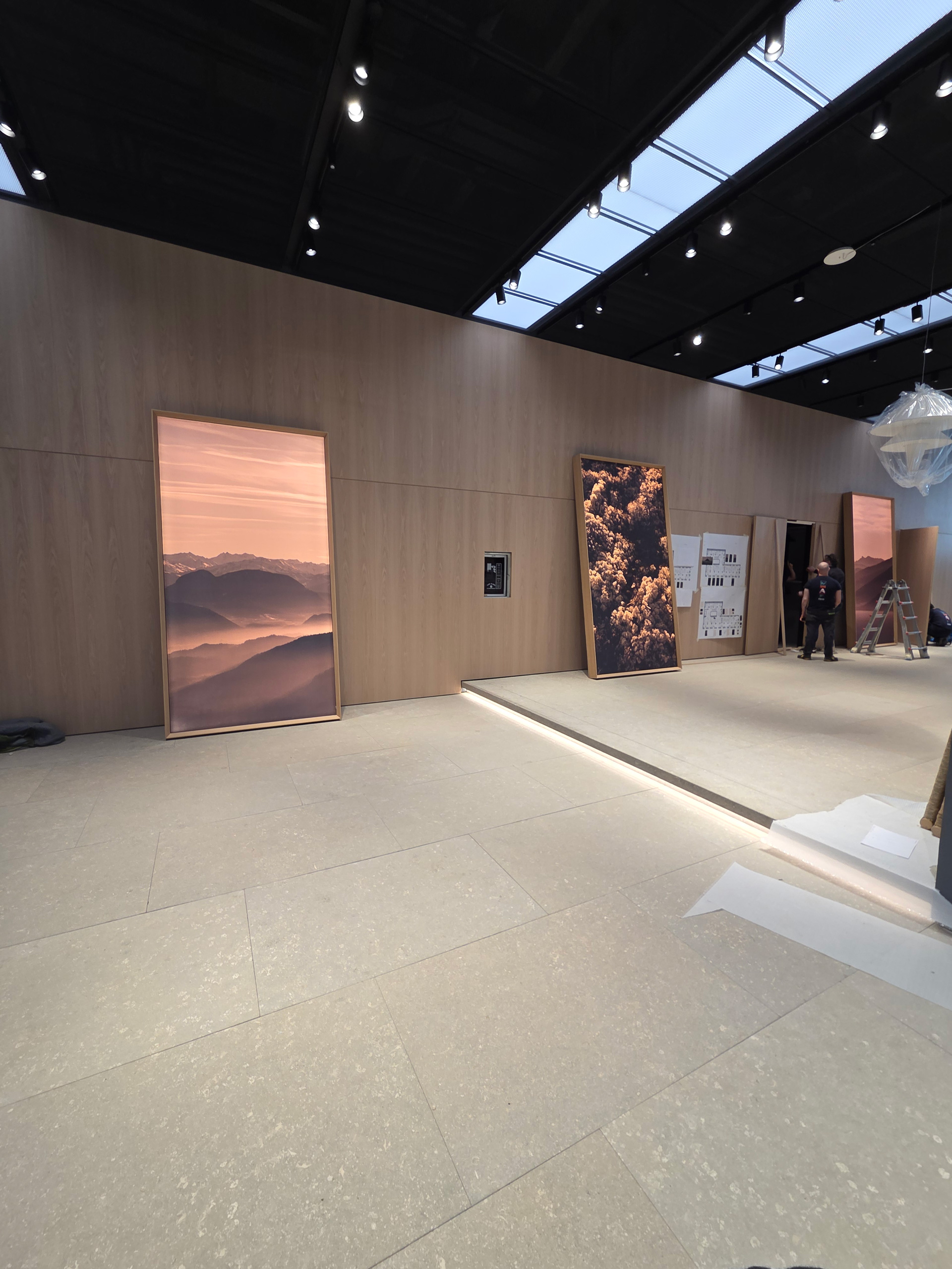 Milano Design Week 2025 – Flexform Moscova, allestimento in fase di installazione Interno dello store Flexform Moscova a Milano durante l’installazione dell’allestimento per la Milano Design Week 2025