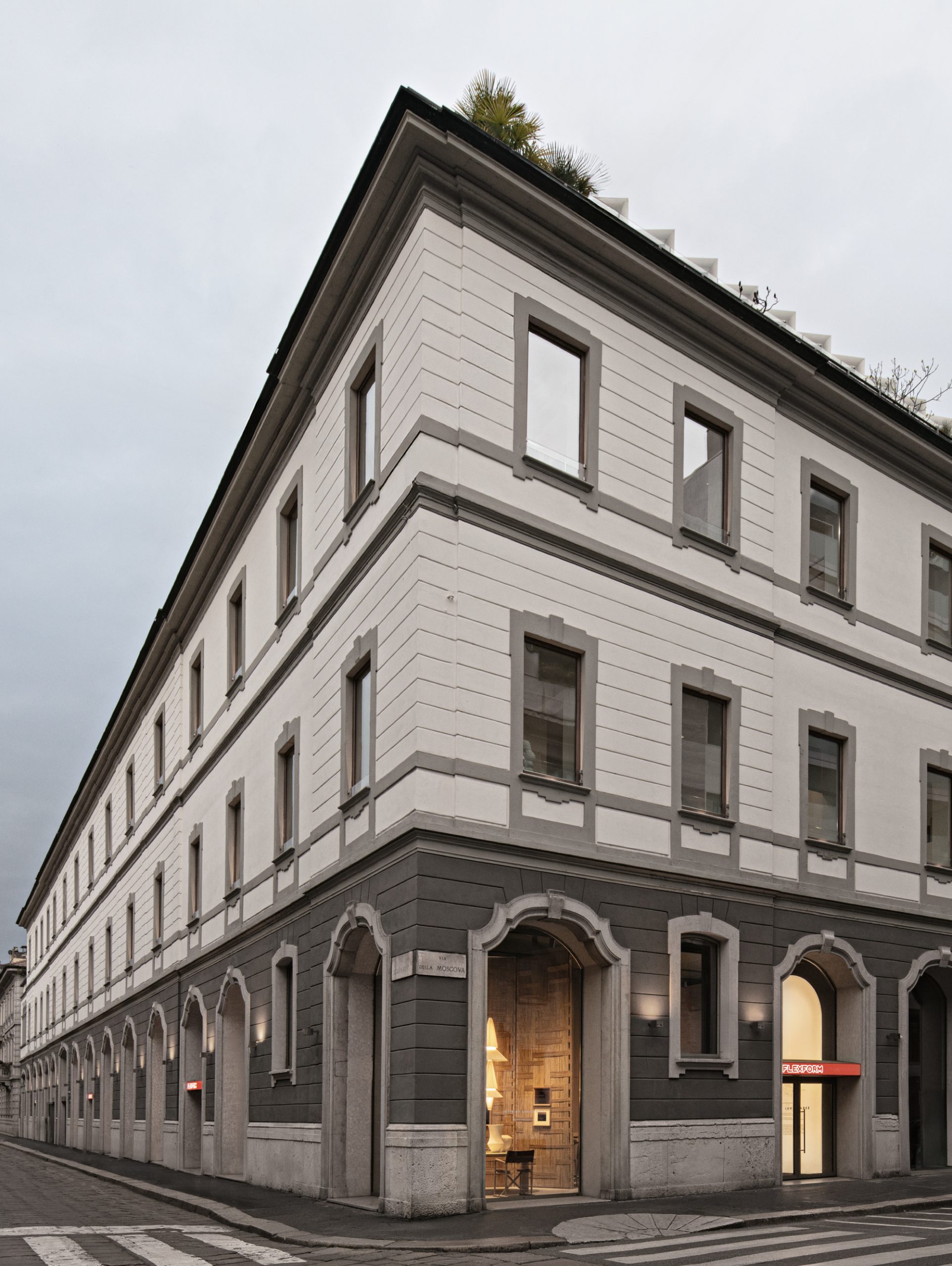Milano Design Week 2025 – Flexform Moscova, facciata store Facciata dello store Flexform in via Moscova a Milano durante la Milano Design Week 2025