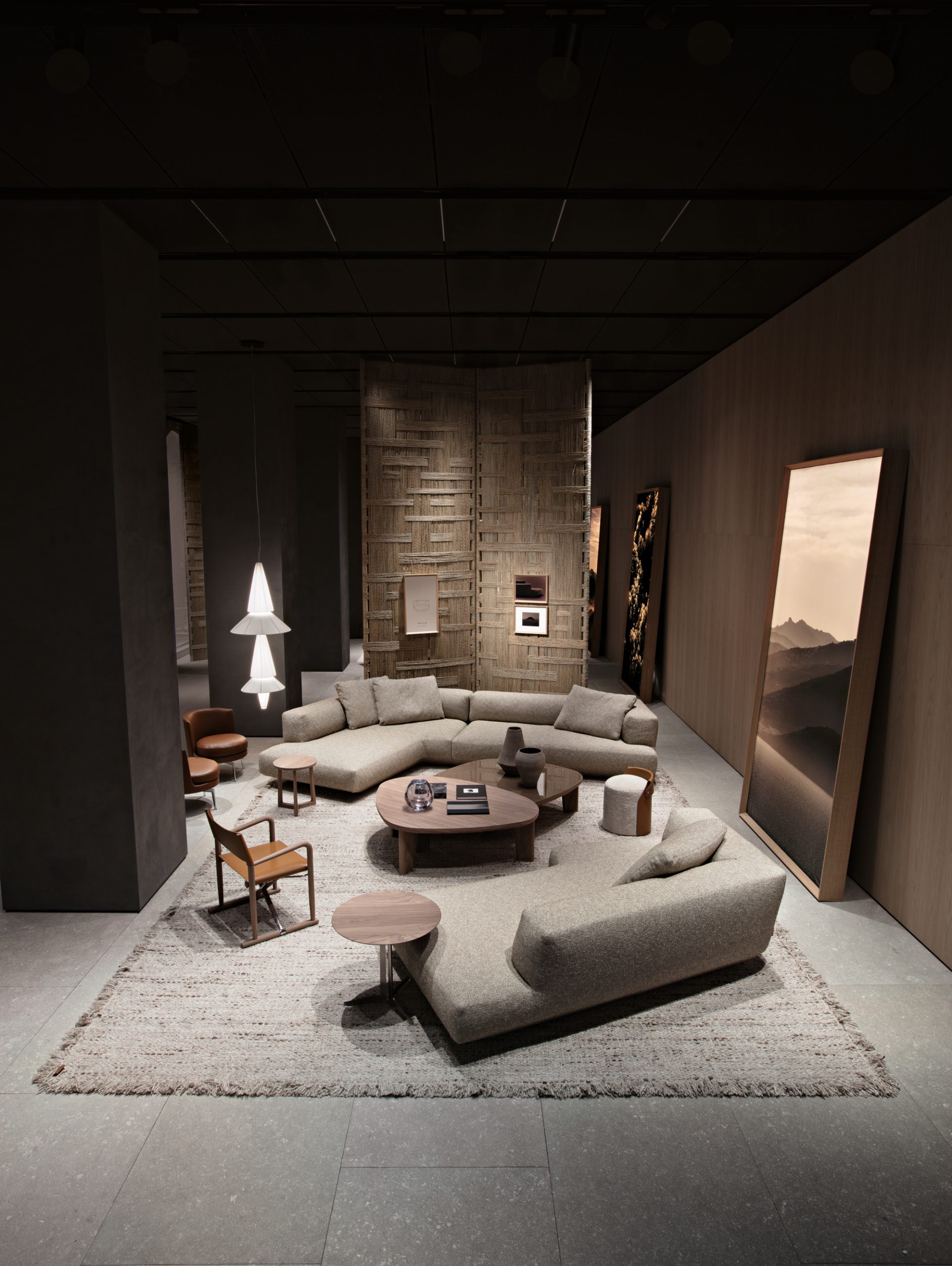 Milano Design Week 2025 – Flexform Moscova, area lounge Area lounge nello store Flexform Moscova durante la Milano Design Week 2025 con divani modulari su tappeto e quinte in fibre naturali