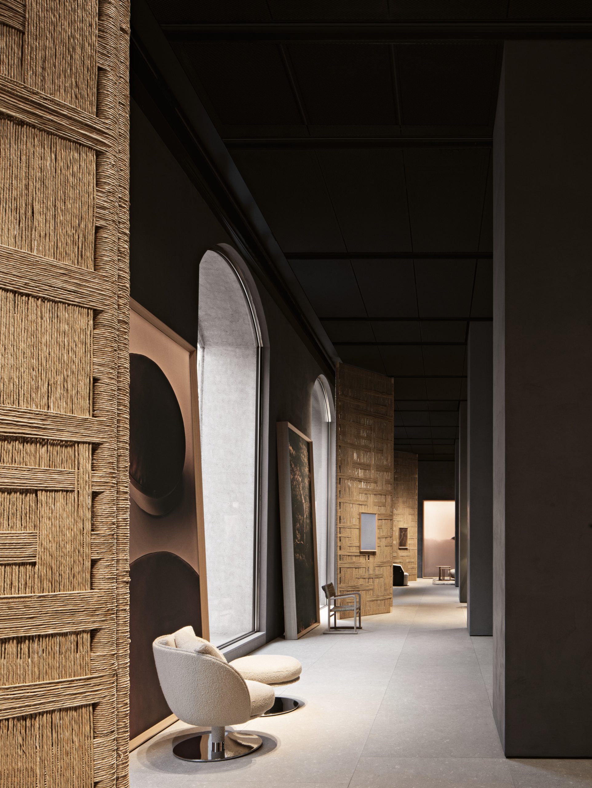 Milano Design Week 2025 – Flexform Moscova, percorso espositivo Percorso espositivo nello store Flexform Moscova durante la Milano Design Week 2025 con pareti in fibre naturali e sedute lounge