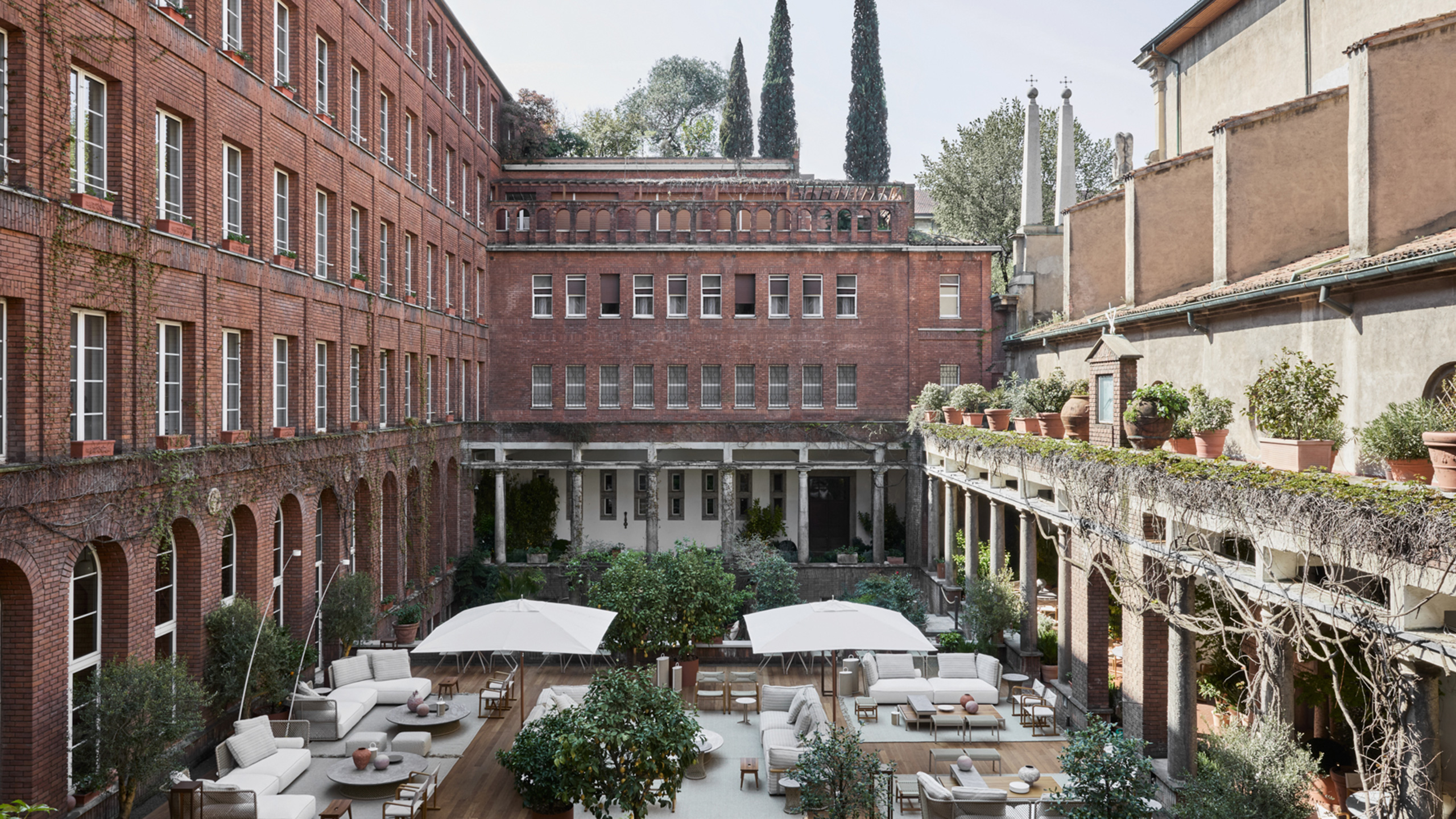 Allestimento Flexform nel chiostro durante la Milano Design Week 2025