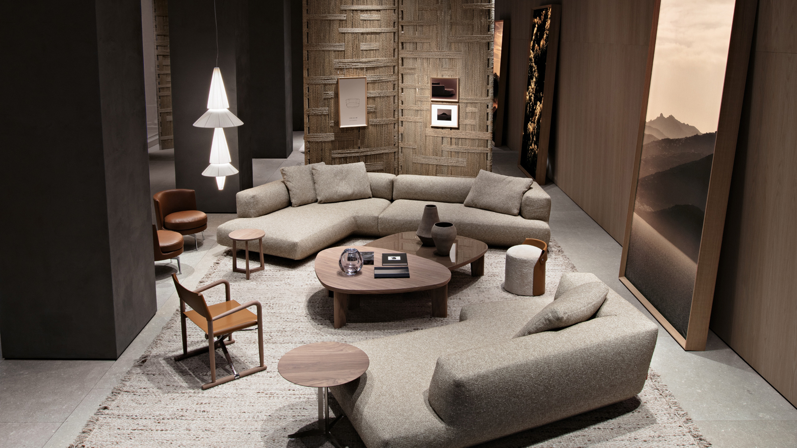 Allestimento Flexform con divani e arredi living durante MDW 2025