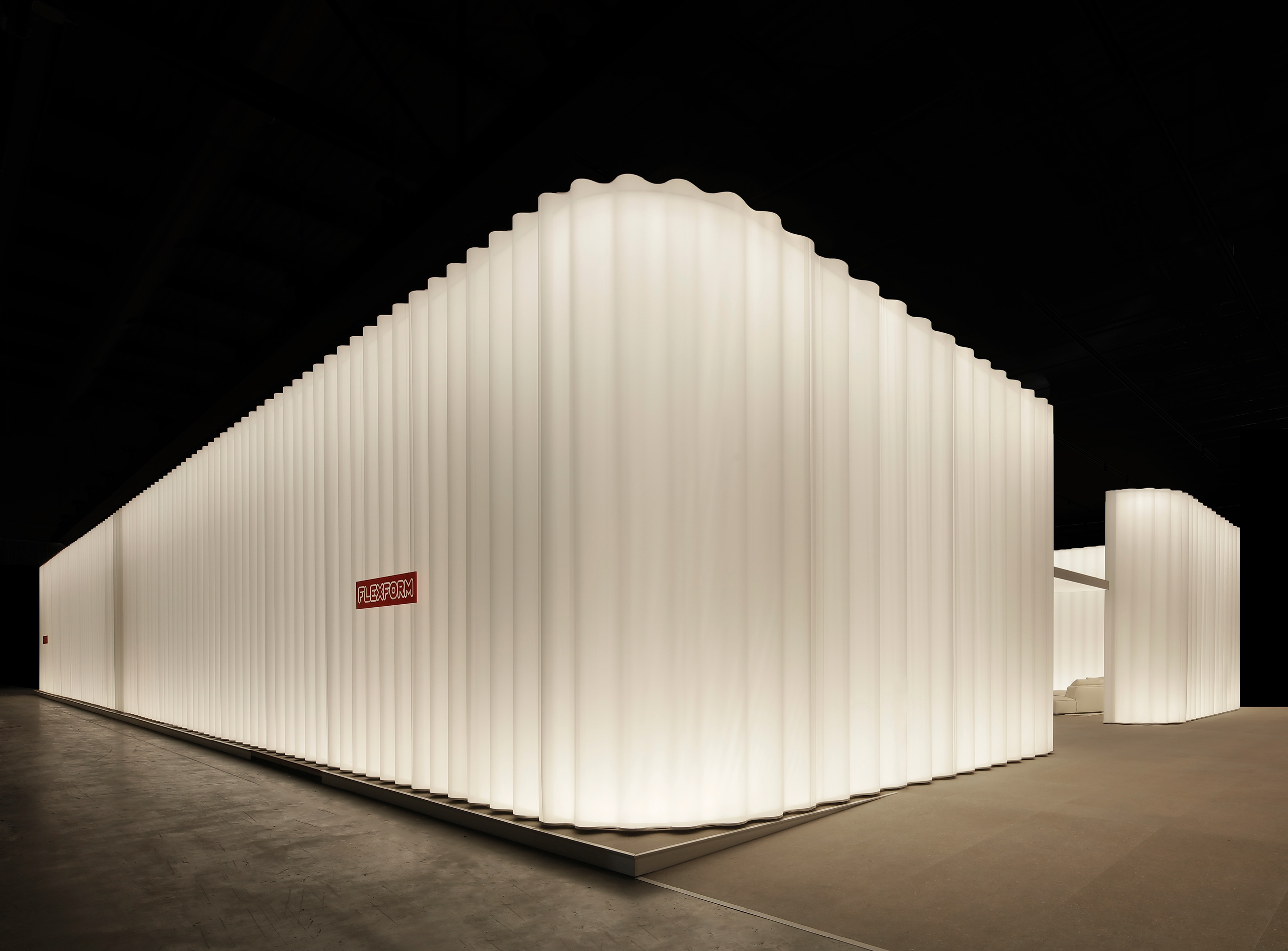 Stand Flexform al Salone del Mobile di Milano con pareti luminose