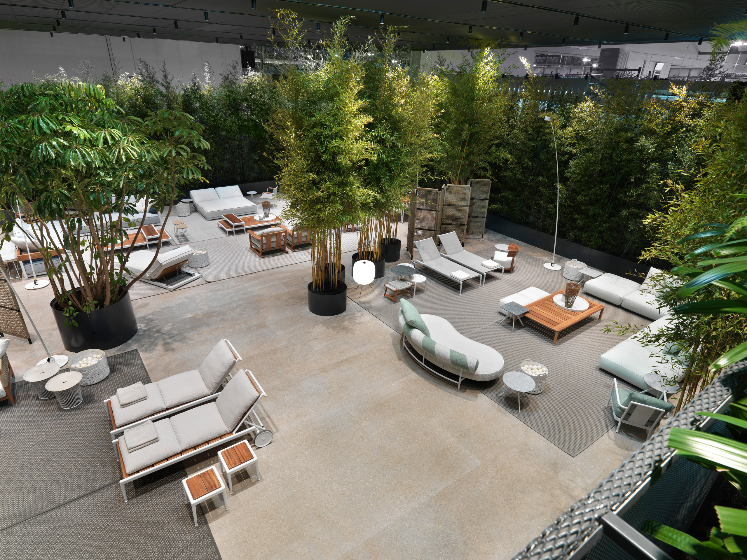 Allestimento outdoor Flexform al Salone del Mobile di Milano