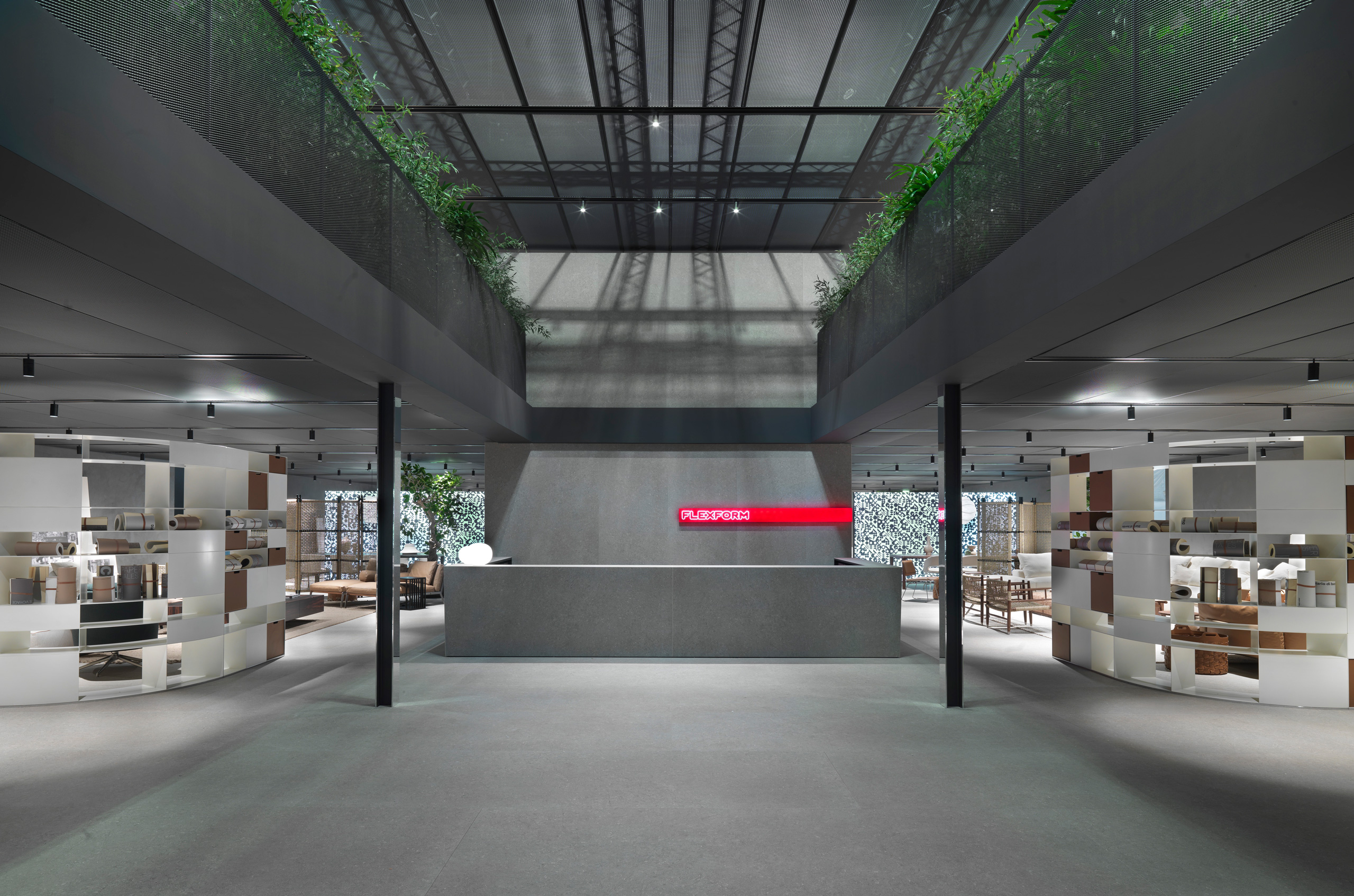 Stand Flexform al Salone del Mobile di Milano con reception centrale