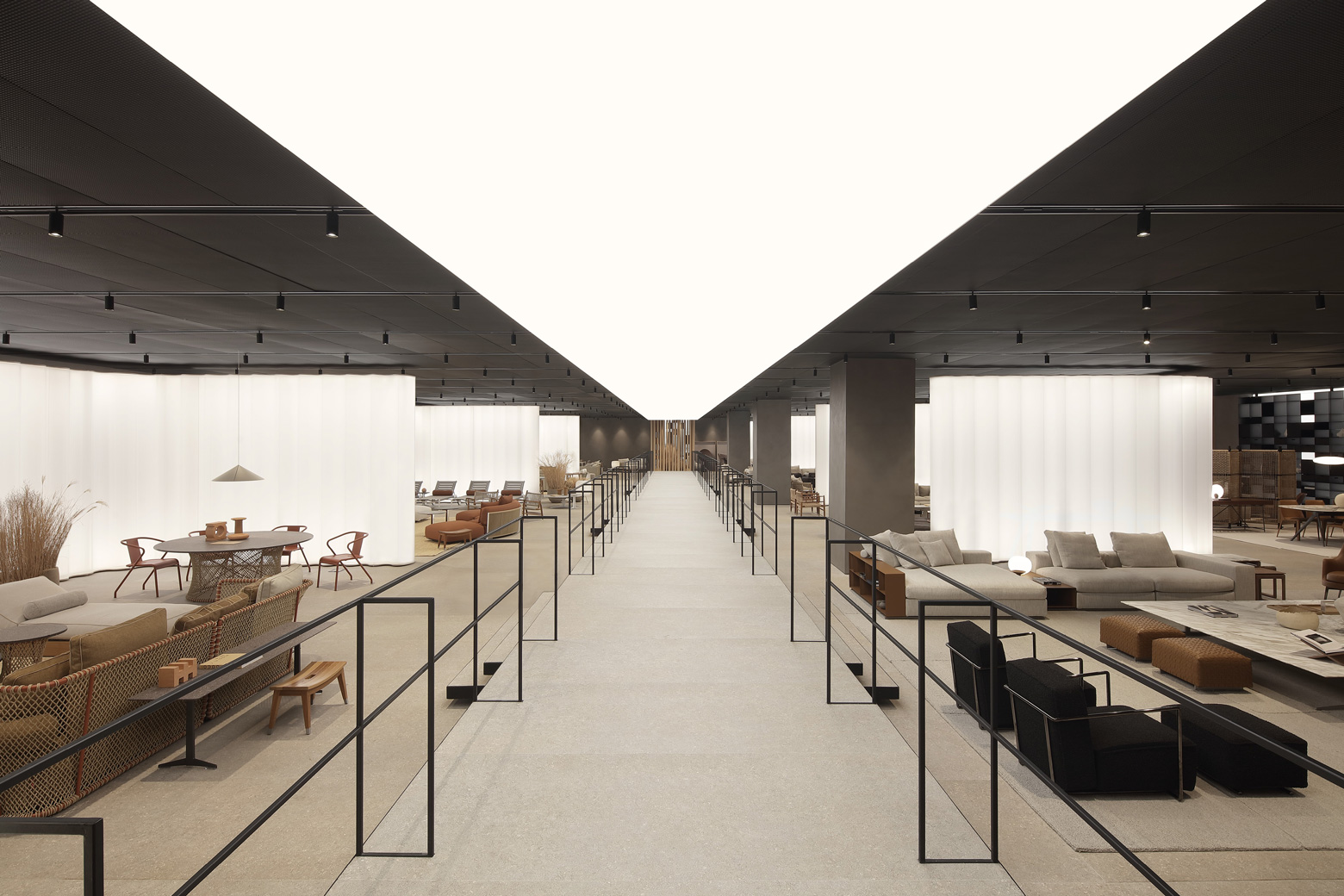 Showroom Flexform Meda – vista assiale degli ambienti Vista centrale dello showroom Flexform Meda con percorso espositivo