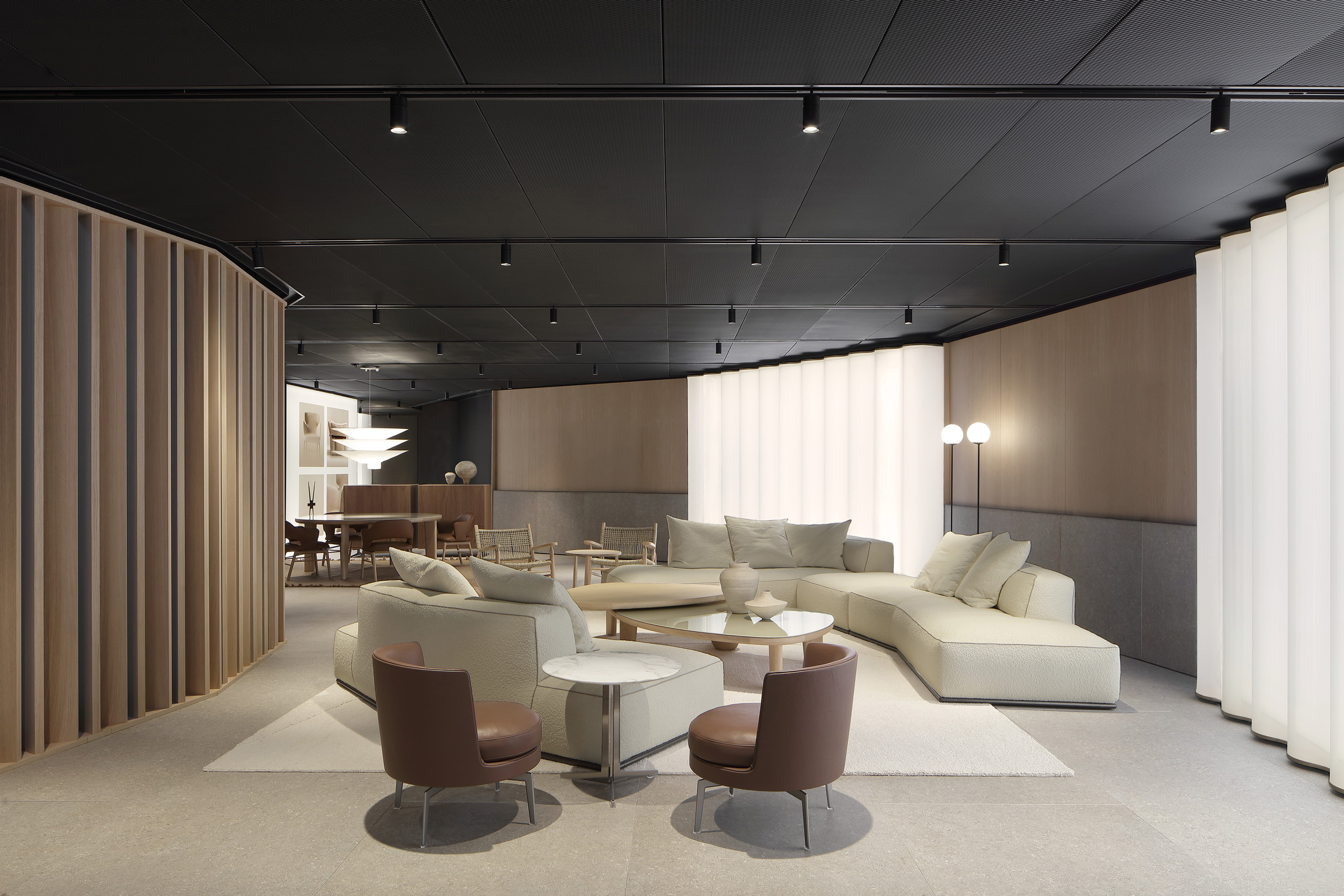 Showroom Flexform Meda – allestimento living Area living nello showroom Flexform Meda con divani modulari
