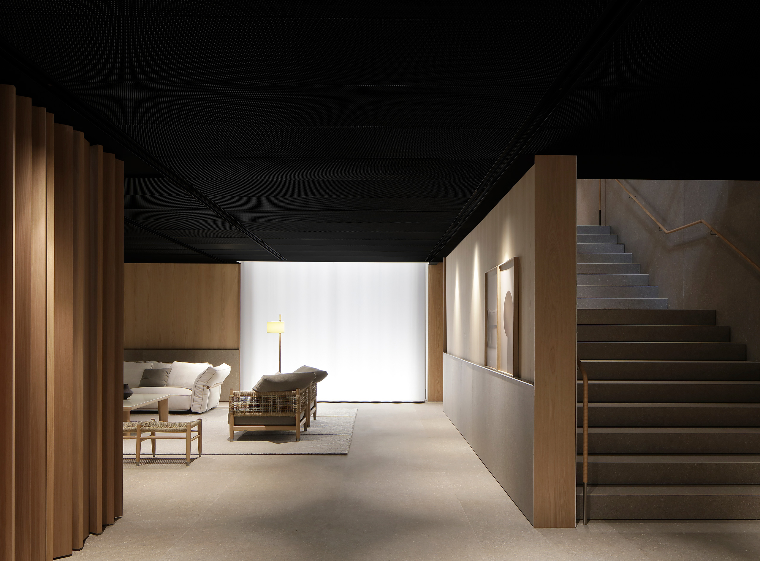 Showroom Flexform a Meda con area living e scala interna