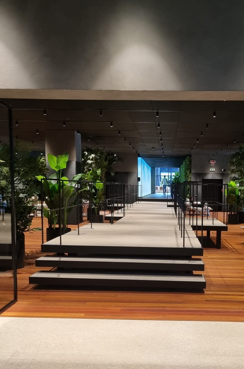 WhatsApp-Image-2024-06-19-at-13.08_2_taglio Ingresso showroom Flexform Meda con porte vetrate e area lounge
