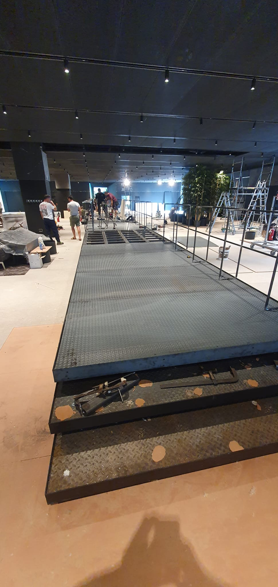 Showroom Flexform Meda – montaggio della passerella centrale Showroom Flexform Meda in allestimento con piattaforma metallica e passerella espositiva