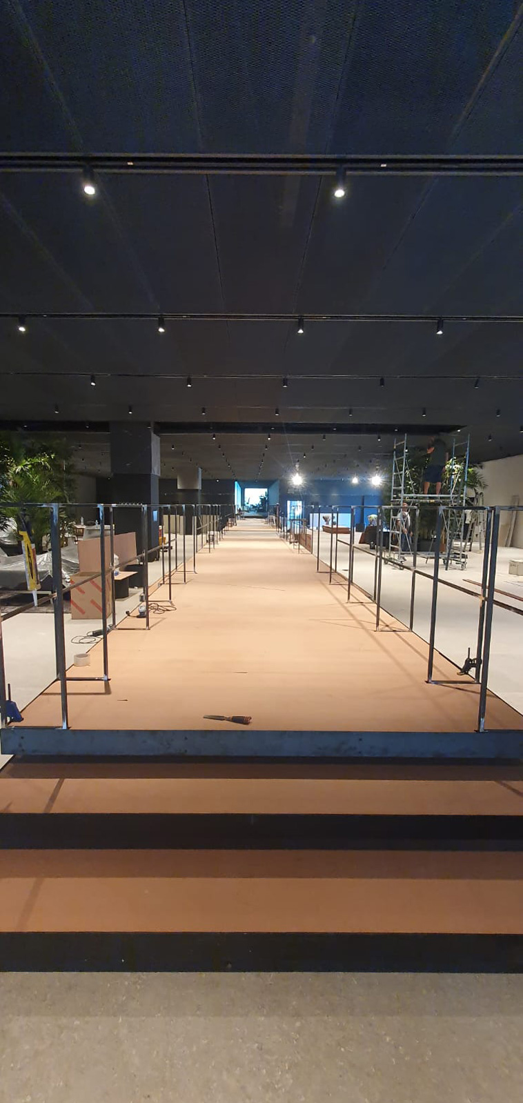 Showroom Flexform Meda – fase di allestimento degli spazi espositivi Showroom Flexform Meda in allestimento con passerella centrale e strutture espositive in metallo